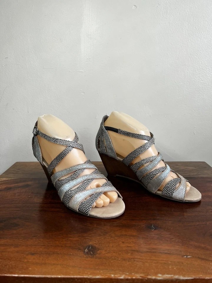 Sandalia de cuña de cuero Klub Nico talla 5 precio de venta sugerido por el fabricante: $148 Foto 3 de 4