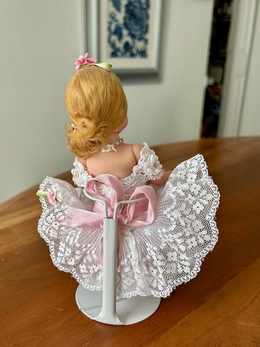 Lot of 3 Madame Alexander 8 Dolls From 1990s and 2 Doll Display Stands - Bild 3 von 8