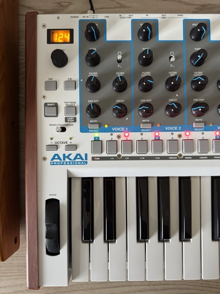 AKAI TIMBRE WOLF 4 Voces Sintetizador Analógico Foto 3 de 4