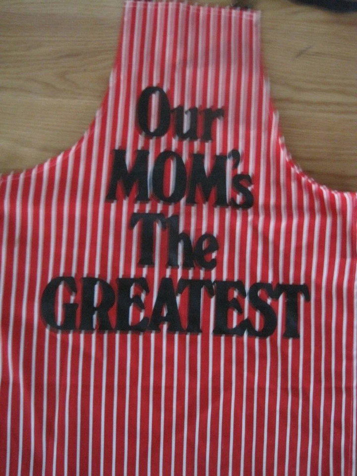 DELANTAL Our Mom's The Greatest rojo blanco raya Foto 2 de 4