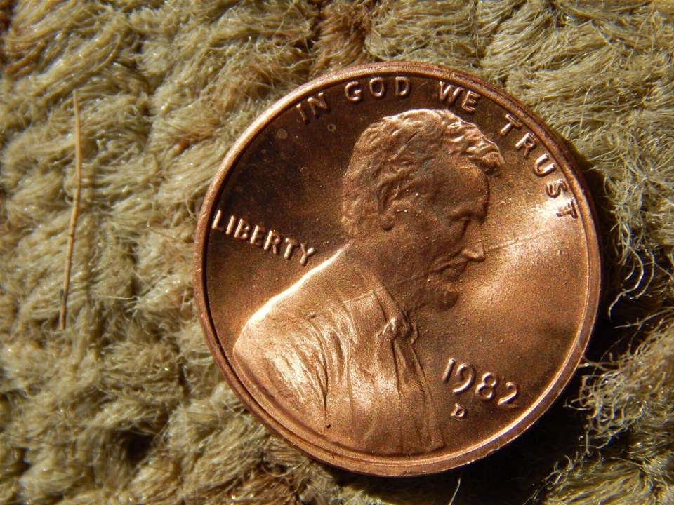 1982 D Lincoln Penny Large Date Copper Coated Zinc w Mint Error - Image 3 of 4
