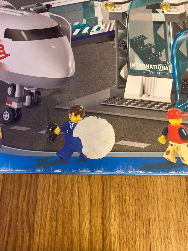 LEGO City 7894: Airport Control Tower Security Check Baggage Claim Luggage Truck - Image 2 of 4