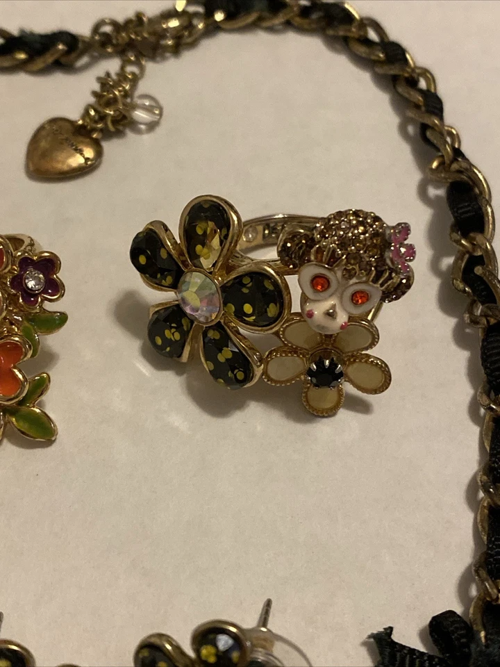 Conjunto de joyería vintage Betsey Johnson Y2K - collar con dije floral, pendientes, anillo Foto 4 de 4