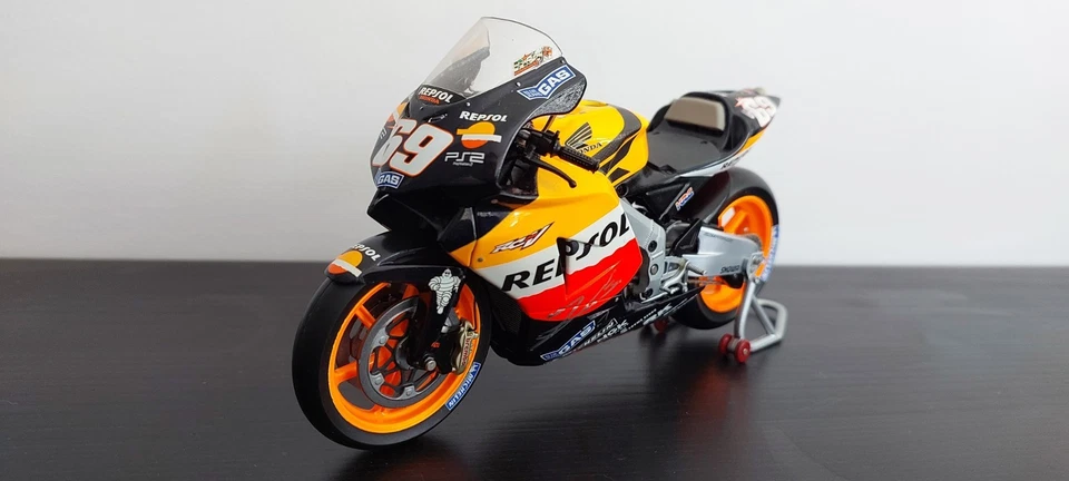 SIGNED NICKY HAYDEN MINICHAMPS HONDA RC211V 2005 MOTO GP Repsol honda team - Image 4 of 4