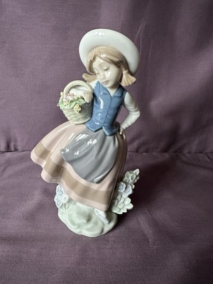 Lladro #5221 Sweet Scent D-18E - Mädchen mit Blumenkorb