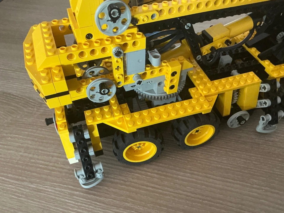 LEGO Technic 8460 Pneumatic Crane Truck / Mobile Crane, photo 2 sur 4