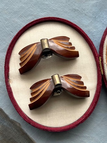Juego de clips de zapatos de baquelita tallados vintage de los años 30 marrón tostado lazo forma de mariposa años 40 - Imagen 4 de 6