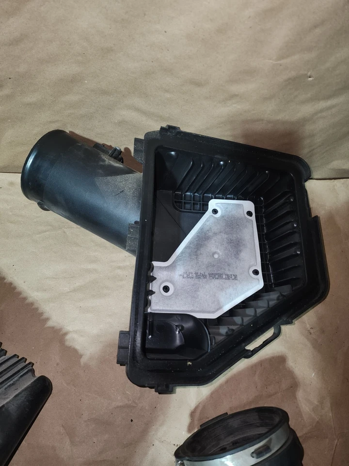 10-15 Chevrolet Camaro SS 10-15 Limpiador de Caja de Aire Cubierta de Admisión Carcasa Filtro Fabricante Original 6,2 L Foto 2 de 4