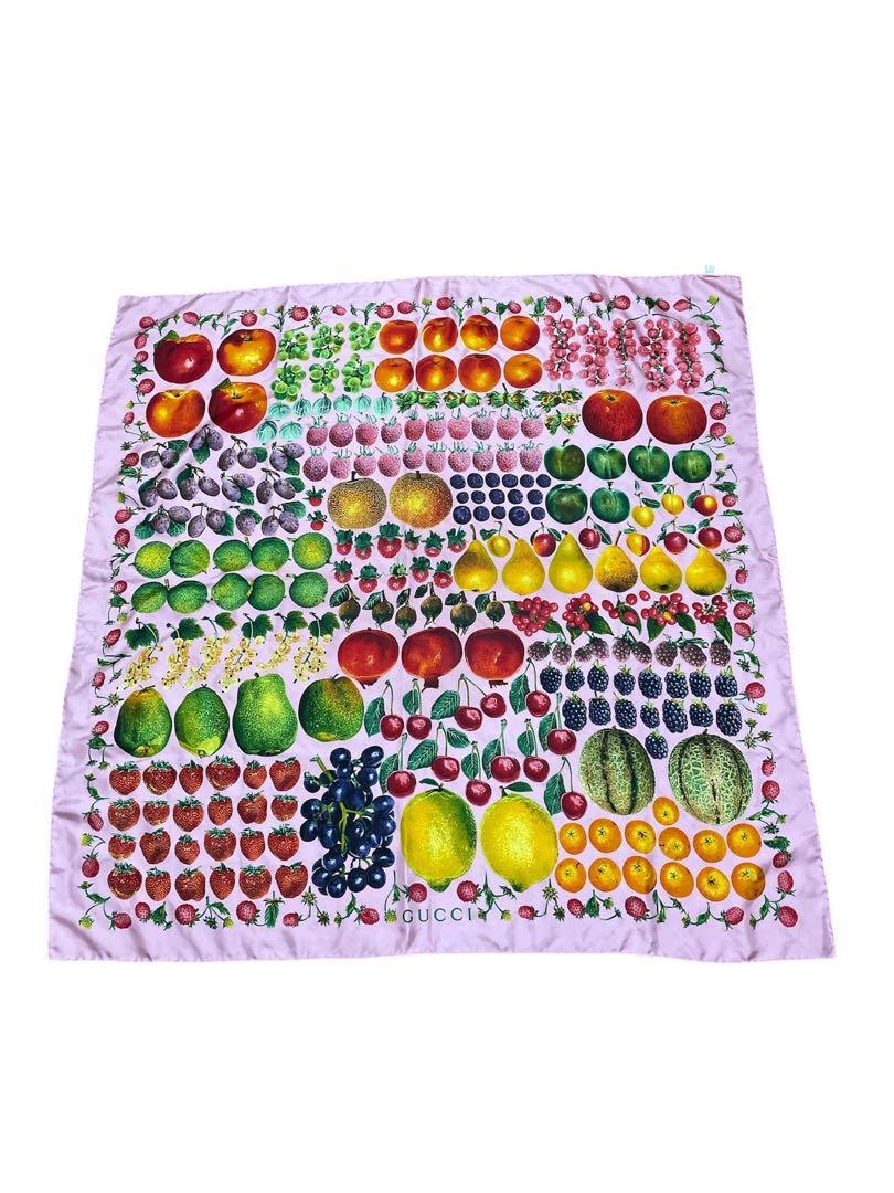 Foulard GUCCI en soie rose avec motif fruits Made in Italy