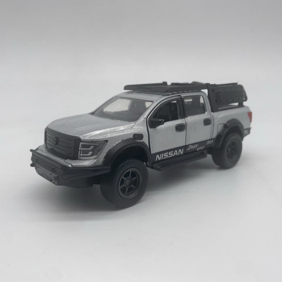 Nissan Titan 2020 Jada Just Trucks plateado negro Foto 2 de 4