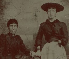 TWO WOMEN, ONE WITH GLASSES, ONE WEARING A HAT. TINTYPE.