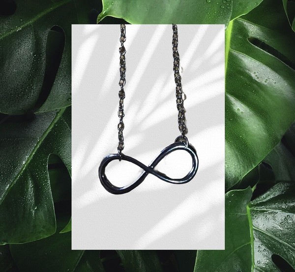 Collar Símbolo Infinito color plata para Mujer