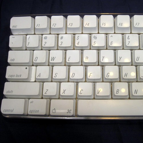 Apple A1048 Keyboard Mac White USB 2003 2-Port Hub EMC 1944 WORKS - Picture 2 of 9