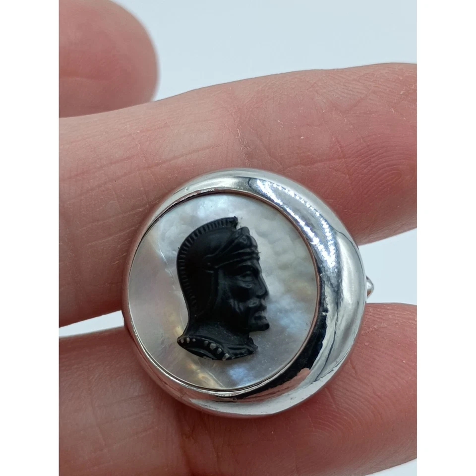 Gemelos vintage Swank para hombre camafeo soldado romano tono plata madreperla Foto 2 de 4