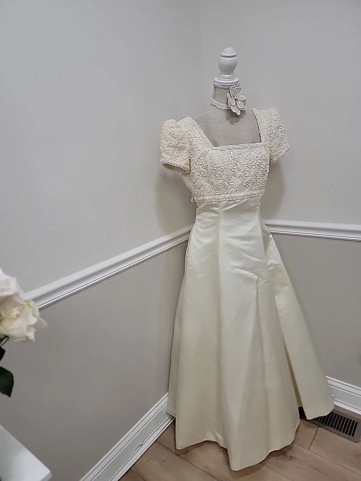Vestido/vestido de novia vintage Mori Lee marfil satinado con cuentas Foto 4 de 4
