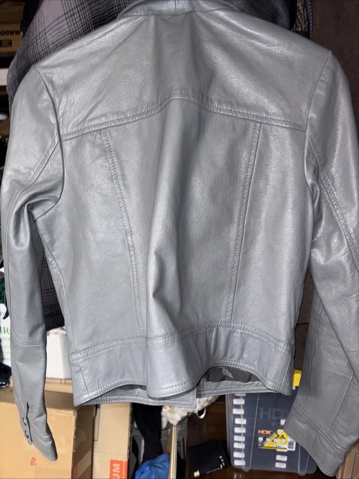 Jaqueta de motociclista feminina Frenchi couro cinza assimétrica tamanho médio - Imagem 2 de 4