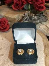 Vintage 14K Yellow Gold Repousse Ribbed Petal Flower Pearl Earrings 13 x 15mm