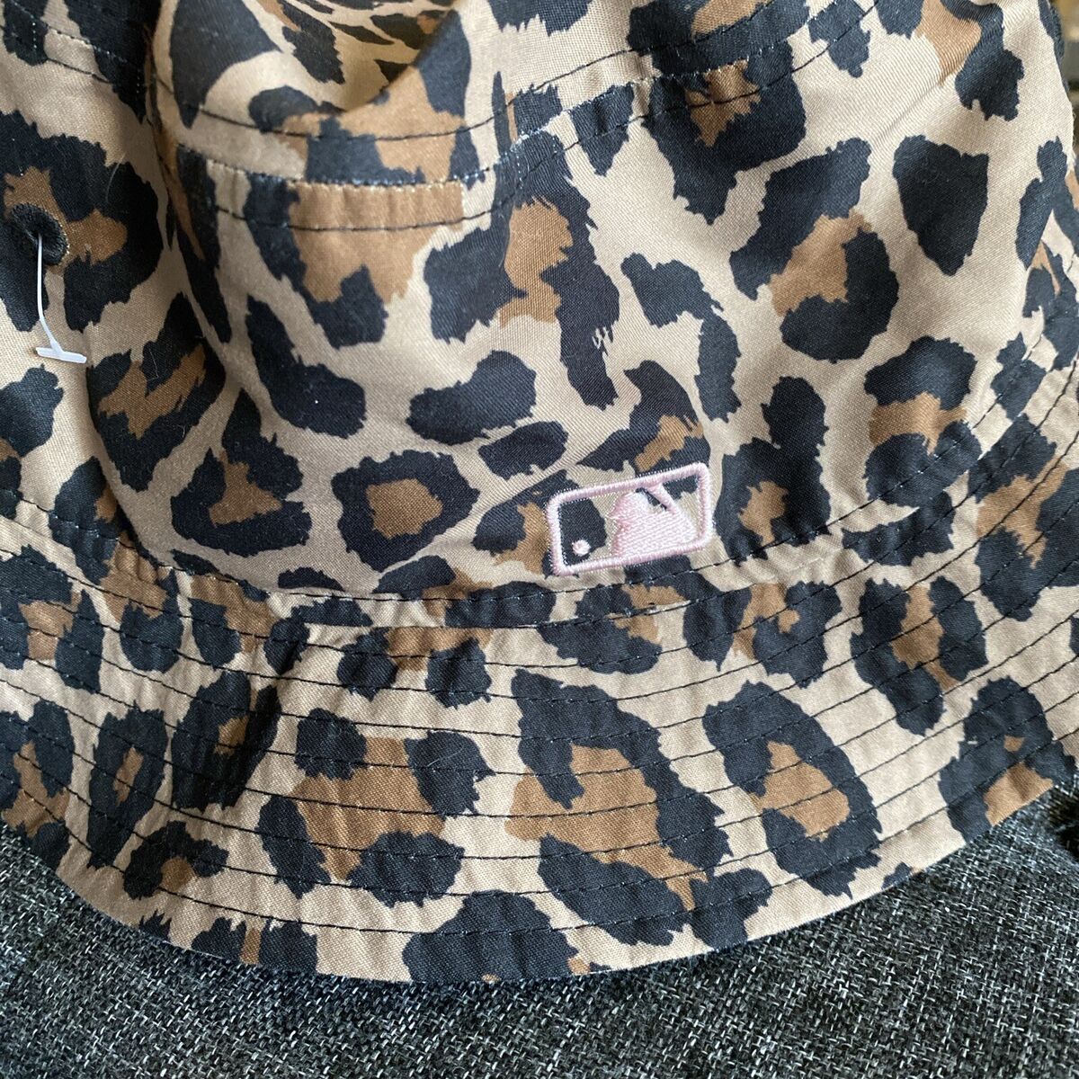 New Era New York Yankees Love Heart Leopard Print Bucket Hat New Era New York Yankees Love Heart Leopard Print Bucket Hat