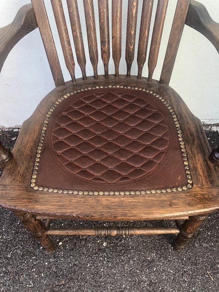 "Antigua silla de escritorio con brazo de roble tigre con asiento de cuero equipado 44"" X 24"" X 19""" Foto 3 de 4