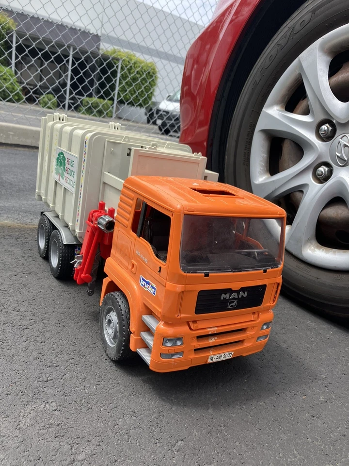Bruder “MAN” Side-Loading Orange Garbage Recycle Truck Germany. 1 Yellow Bin - Image 4 of 4