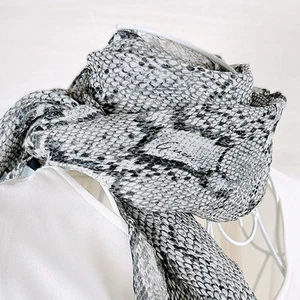 Gucci Foulard Mousseline Motif Peau de Serpent 100% Soie Rect 75" x 11" Noir Gris Occasion