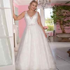 Plus Size A-Line Wedding Dresses V-Neck Sleeveless Lace Beaded Bridal Gowns