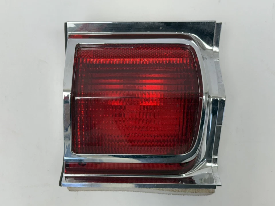 Lámpara trasera interior izquierda Plymouth Fury Station Wagon 1965 2445883 nueva de stock Foto 2 de 4