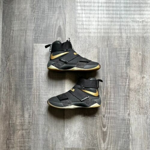 NIKE •• LeBron "Soldier 10" (9,5M)