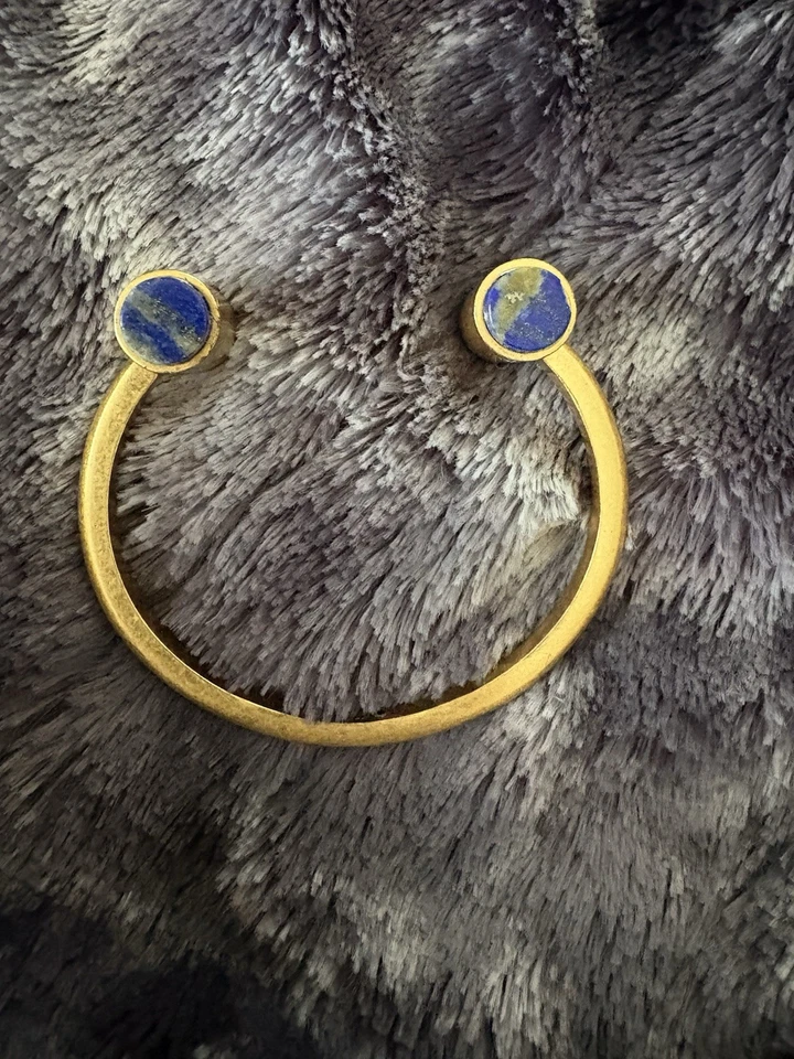 Brazalete abierto Madewell dorado con piedra lapislázuli azul. Nuevo sin etiquetas Foto 3 de 4