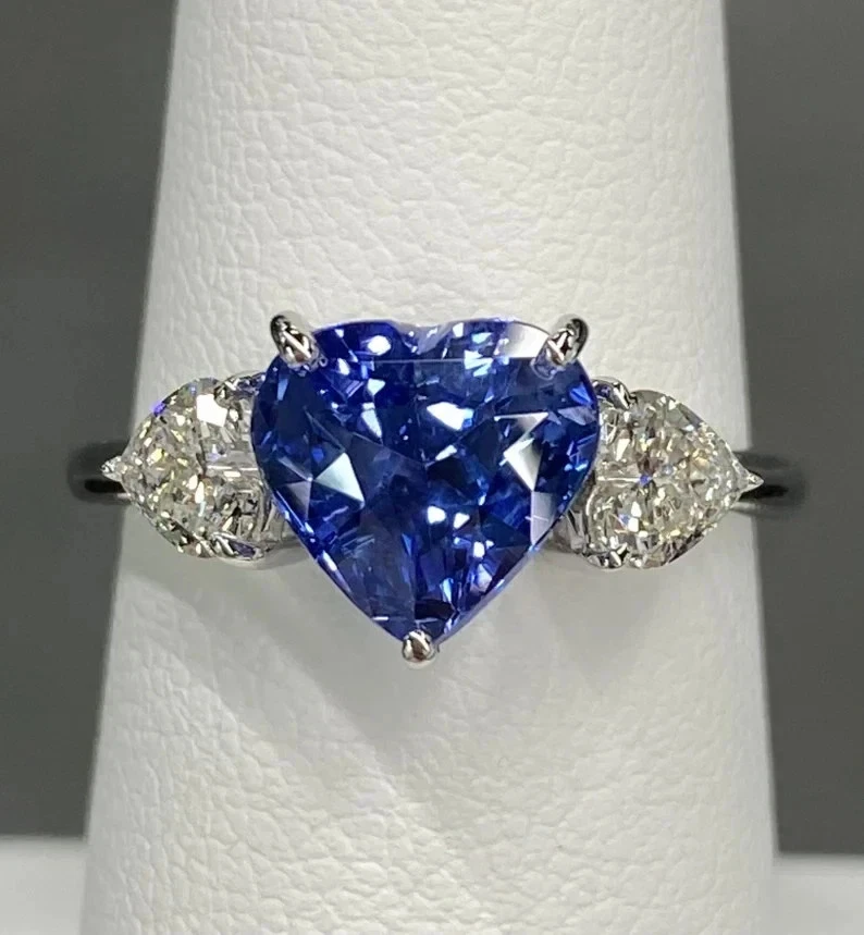 Alianza de diamantes de zafiro azul natural talla corazón de 3,70 quilates oro blanco de 14 quilates 7 Foto 4 de 4