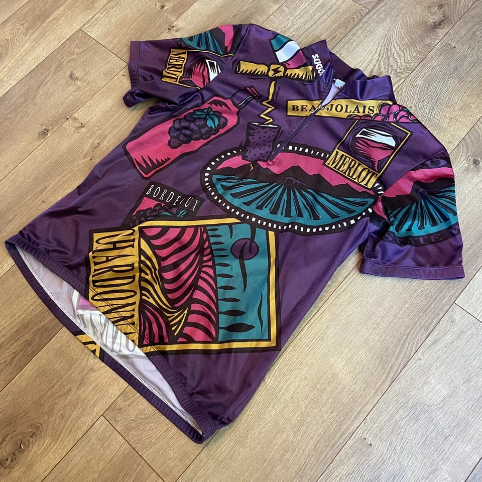 Camiseta deportiva de ciclismo Sugoi con gráfico de vino estampado en todas partes cuartos bolsillos con cremallera años 90 vintage Foto 3 de 4