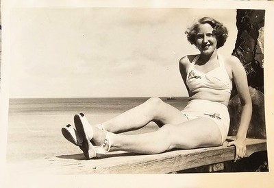 Atemberaubendes Original Pin-Up Foto von 1950 - Das ''Schmetterlingsmädchen'' von Tenby - Juli 1950