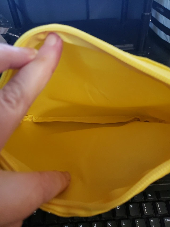 TonyMoly ~ Bolsa de Maquillaje Amarilla ~ Macy's Beauty Box Julio 2025 Foto 3 de 3