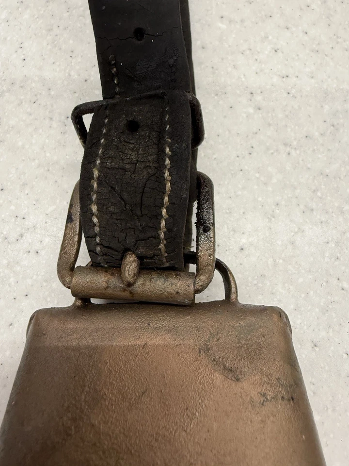 Antiguo cencerro de granja vintage con correa de cuero rústico primitivo hierro plegado Foto 4 de 4