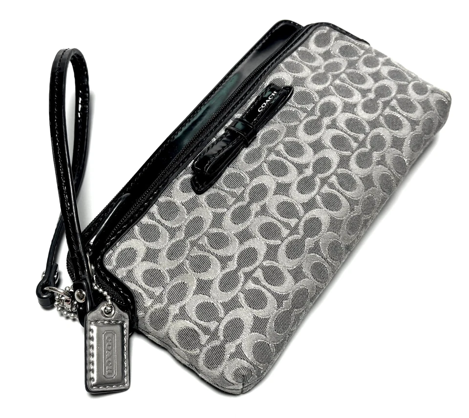 Muñequera COACH gris metálico firma lona/negro charol ribete doble cremallera Foto 4 de 4