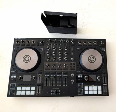 Native Instruments Traktor Kontrol S4 MK3 4-Cannel DJ Controller 16 Pad Black
