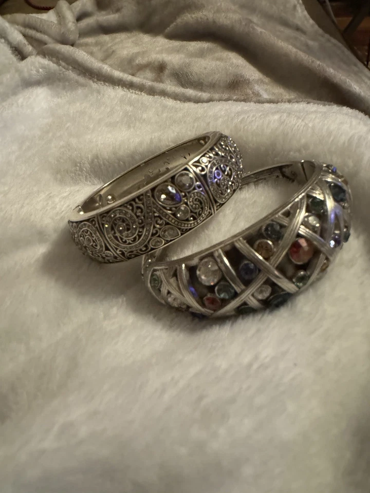 2 brazaletes Brighton A Mumtaz con bisagras de cristal y un brazalete magnético multicolor gema Foto 3 de 4