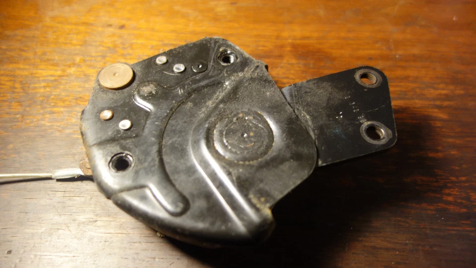 Cubo delantero derecho asiento trasero bisagra derecha 92-02 SATURN S SERIES SC1, SL1, SW Foto 4 de 4