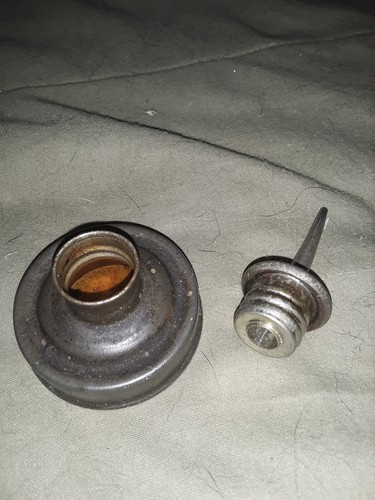 SMALL OIL CAN 2 1/2 IN. 1940'S ? WORKS - Picture 3 of 4