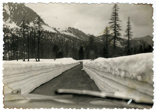Photo anonyme snapshot vintage 1950 En voiture dans la neige - Montagne Alpes