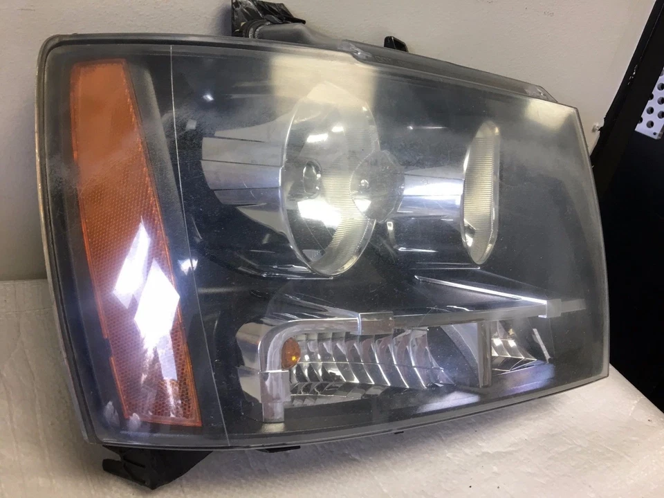 2007 2008 2009 2010 2011 2012 2013 CHEVROLET TAHOE SUBURBAN AVALANCHE HEADLIGHT - Image 2 of 4