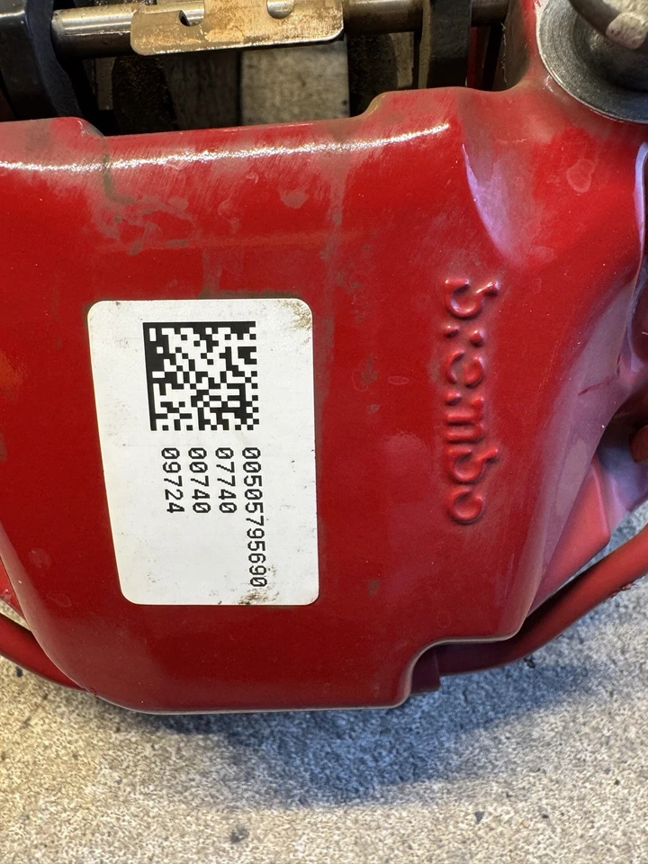 Juego de pinzas de freno delanteras izquierda + derecha roja Dodge Hornet RT Plus Brembo 2025 Foto 4 de 4