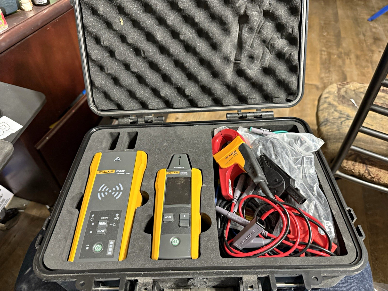 Fluke 2000T Cable Locator Kit w/ 2052R Receiver, Case & Test Leads