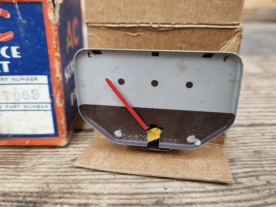 NOS OEM GM AC 1946 - 1947 Oldsmobile Series 66 76 78 98 Gas Fuel Gauge 1517069 - Image 2 of 4