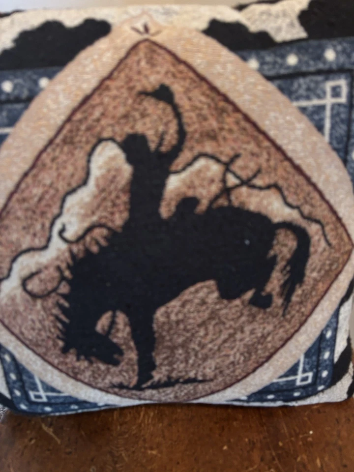 Tapiz vintage con estampado de vaca occidental y almohada de cuero sintético Cowboy Bucking Bronco Foto 2 de 4