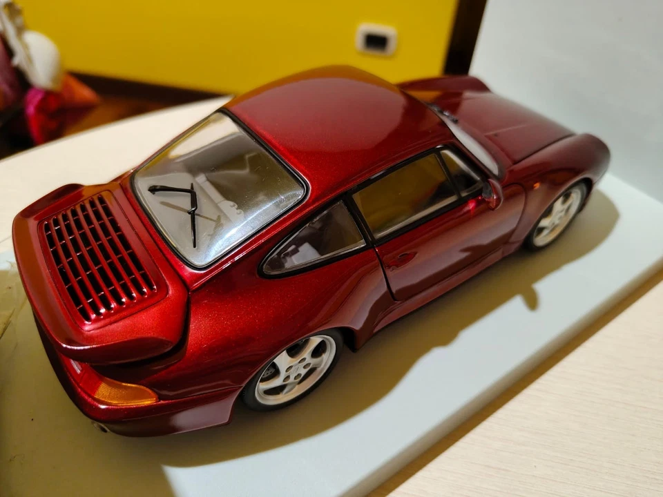 Porsche 911 Turbo 993 rosso scala 1/18 di UT Model come nuovo con scatola. - Immagine 3 di 4