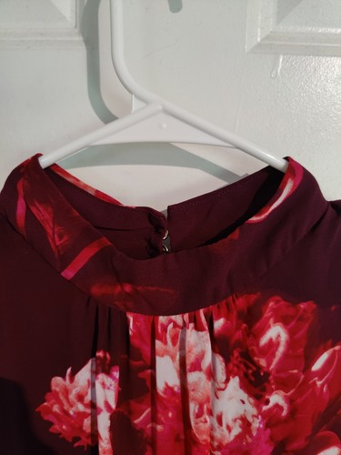 Vestido midi blusa sin mangas floral borgoña elástico New York & Co XL - Imagen 4 de 9