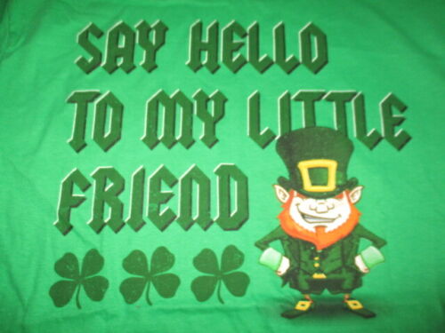 T-Shirt ""LEPRECHAUN ""Say Hello to my Little Friend"" (MD) mit Etikett St. Patrick's Day  - Bild 1 von 3