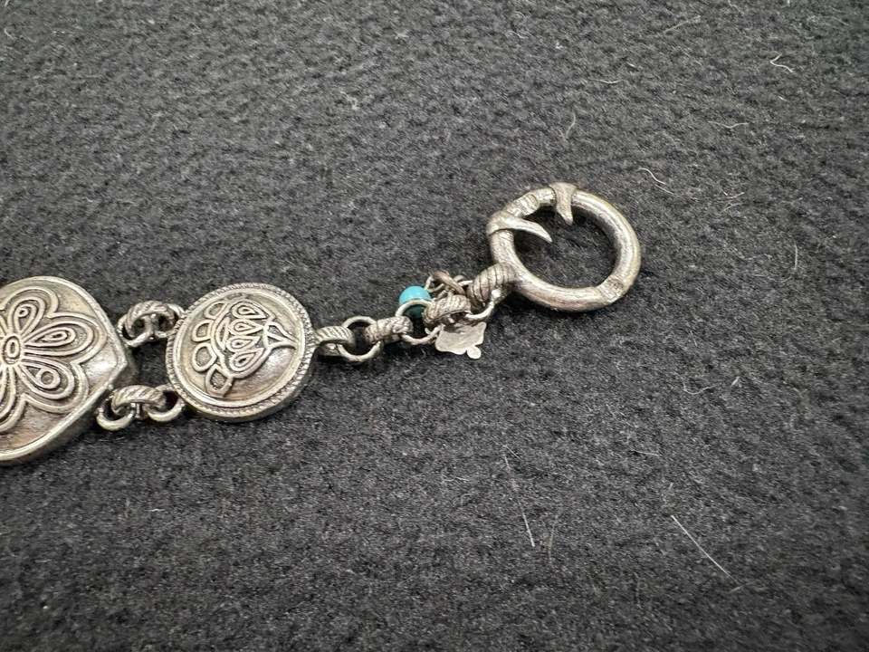 "Pulsera de 8"" en tono plateado con rectángulo de mariposa con cuentas redondas de flores" Foto 3 de 4