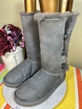 Stivali UGG 1962Y Bailey Button Triplet pelle di pecora grigio da donna taglia EU 35 US 5 M